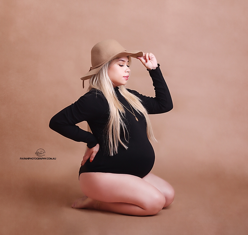 Brisbane Maternity and pregnant photo shoot with simple outfit